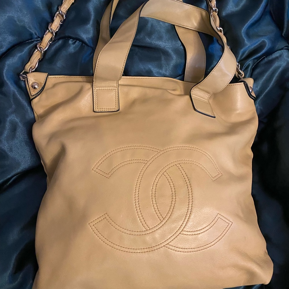 Chanel  very rare lambskin edgy tote bag with pouch in like new condition